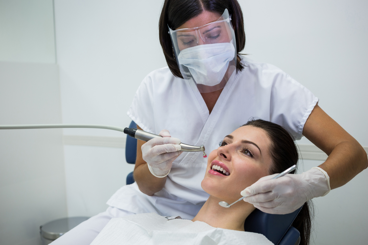 Persona siendo tratada por un odontólogo